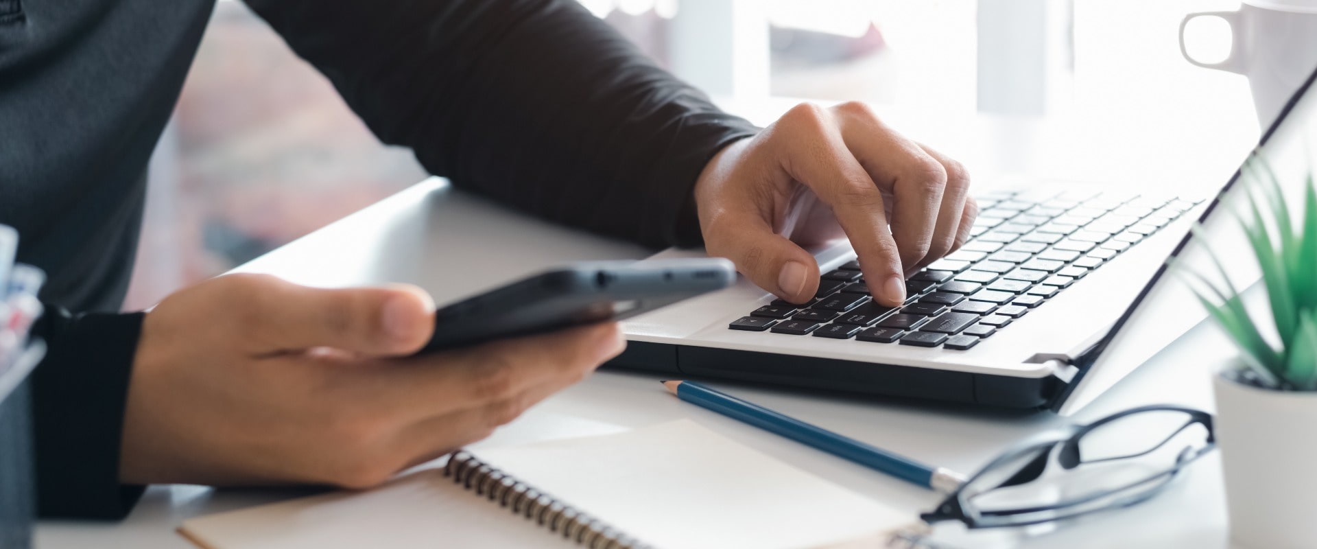Arbeiten mit dem Mobiltelefon Tippen Computer Mobile Chat Laptop Conta